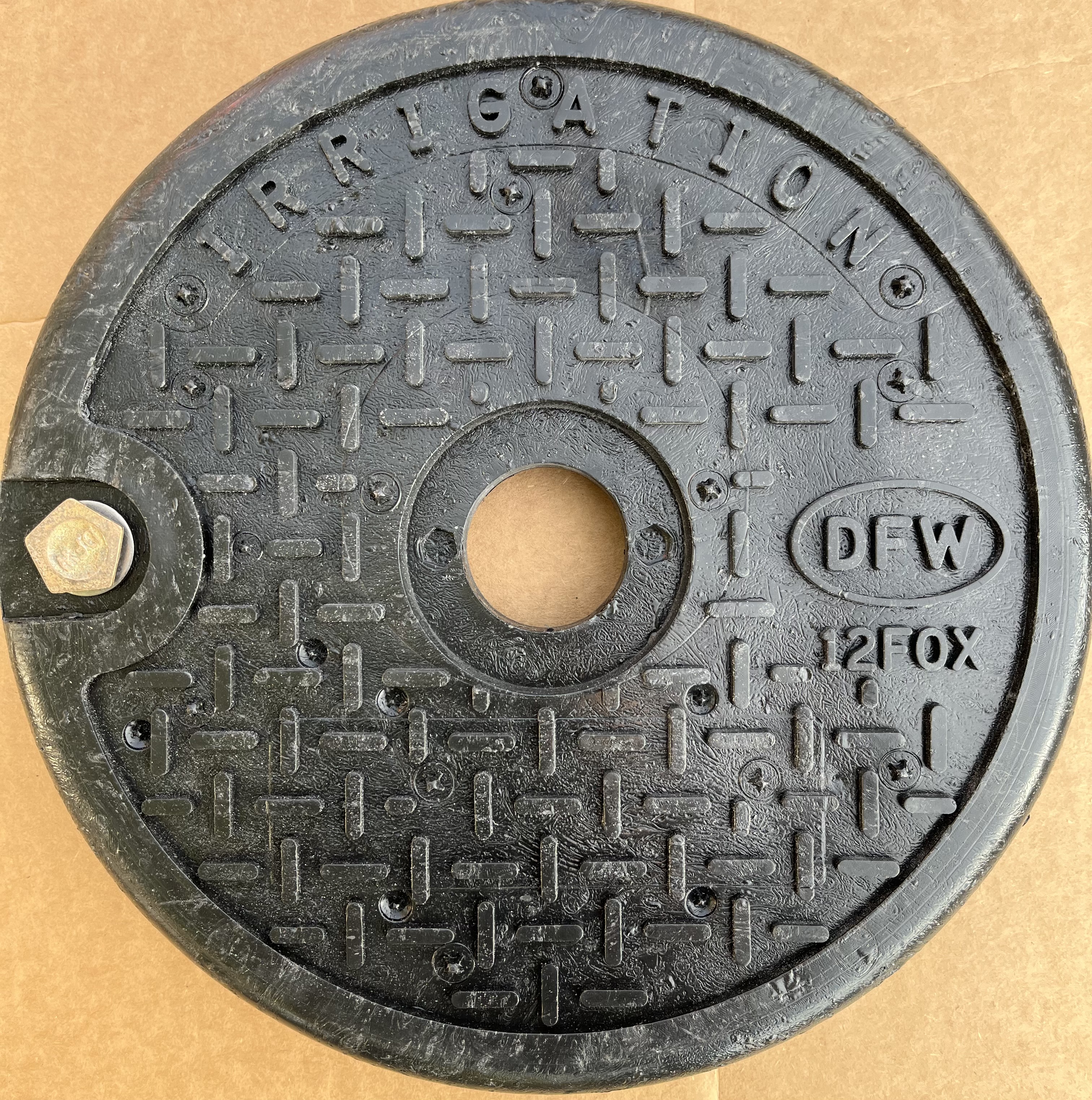 740391                         DFW12AUT-1MW+T-IRRIG-LID BLACK 12in METER LI